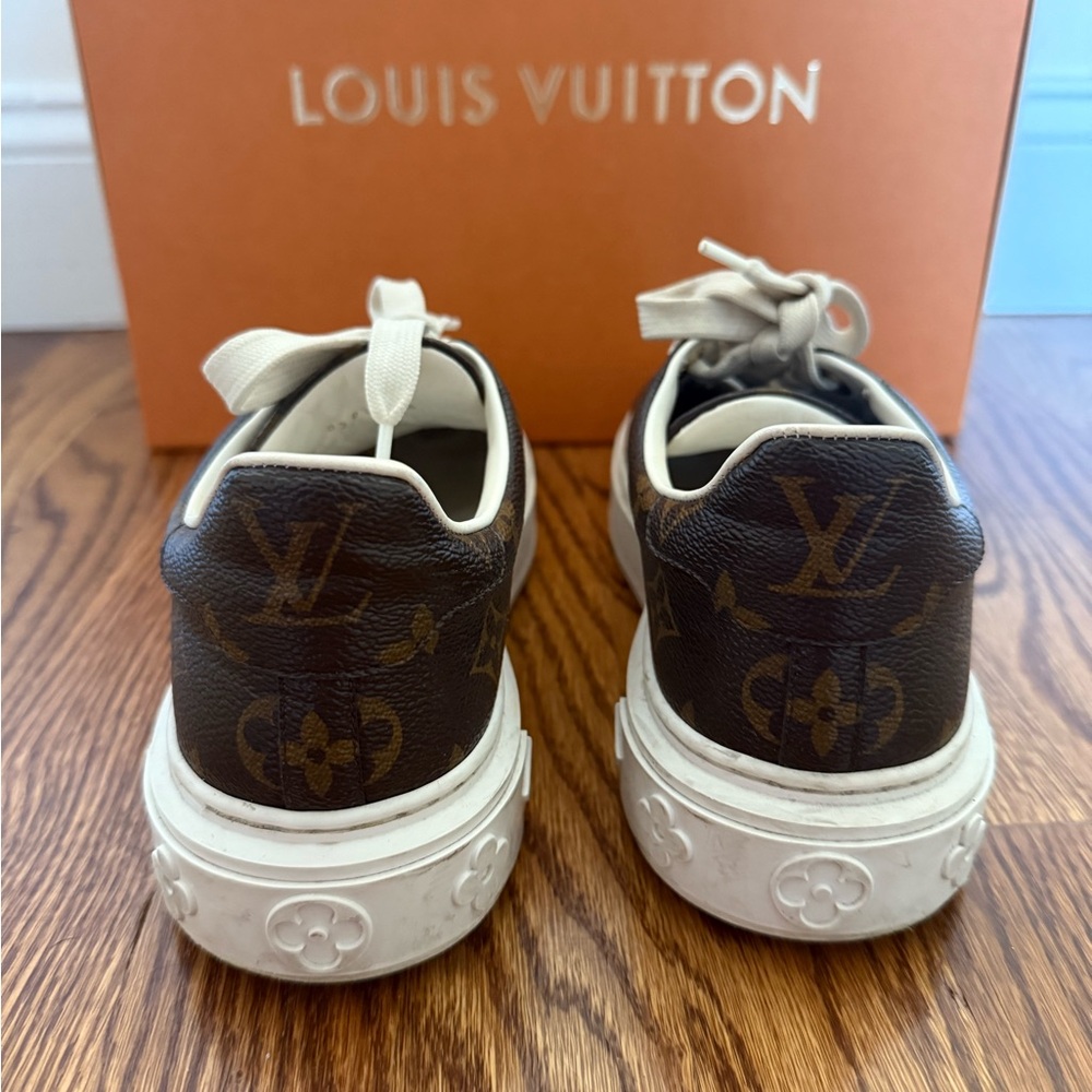 Louis Vuitton Accessories Pack with Orange Envelope and White Laces - Picture 3 of 6